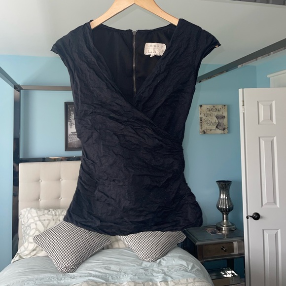 Nicole Miller COTTON METAL FABRIC FIGURE-FLATTERING TOP FEATURES V-NECK Medium - Picture 2 of 7